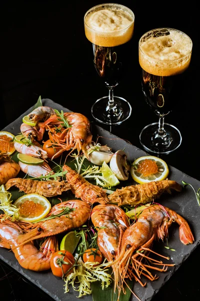 Crevettes sur plaque de pierre — Photo