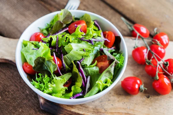 Insalata fresca in piatto — Foto Stock