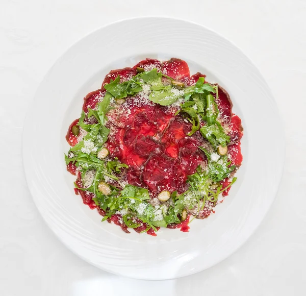 Fleisch-Carpaccio auf Teller — Stockfoto