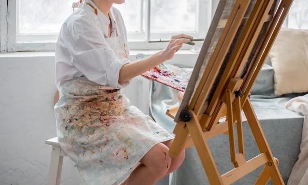 Female painter in her studio — Stock Photo, Image