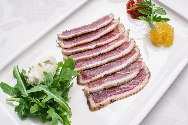 Aplicación de carne en el plato — Foto de Stock