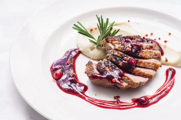 Duck breast with sauce — Stock Photo, Image