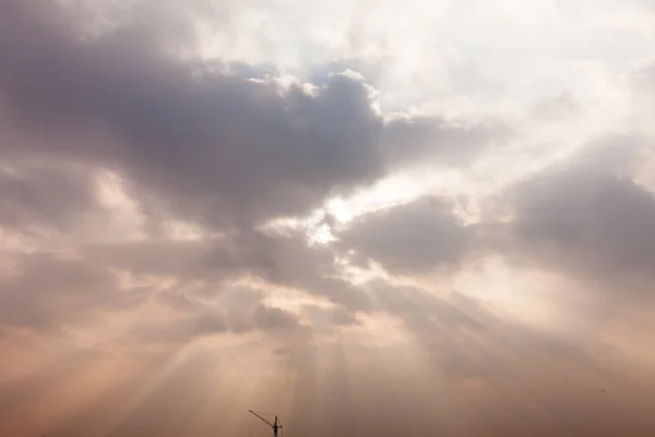 Lucht met zon en wolken — Stockfoto