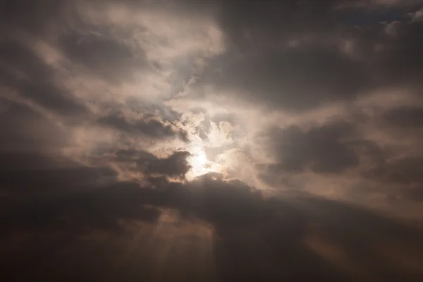 Himmel med sol och moln — Stockfoto
