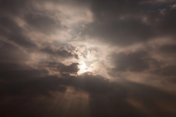 Cielo con sol y nubes — Foto de Stock