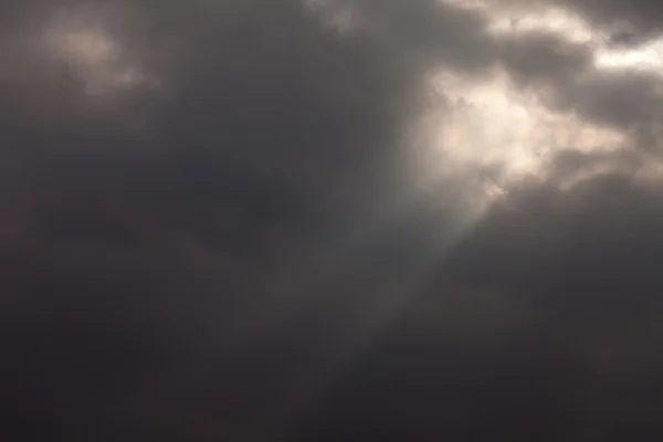 Himmel med sol och moln — Stockfoto