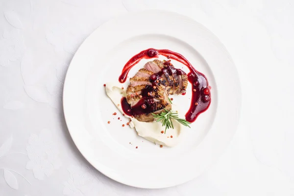 Eendeborstfilet met saus — Stockfoto