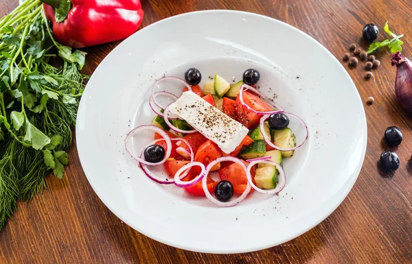 Griechischer Salat auf Teller — Stockfoto