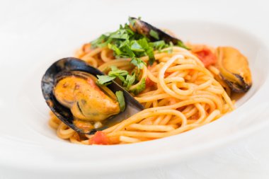 Plaka üzerinde midye makarna