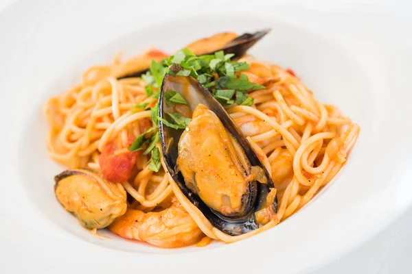 Plaka üzerinde midye makarna