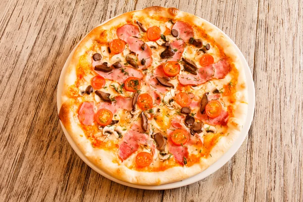 Świeże pizze smaczne — Zdjęcie stockowe