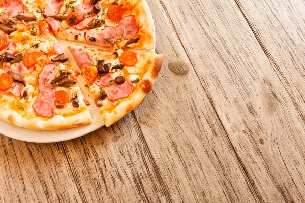 Färska välsmakande pizza — Stockfoto