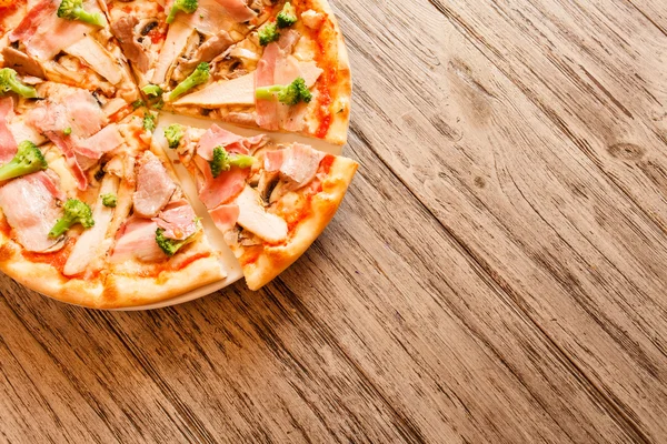 Färska välsmakande pizza — Stockfoto