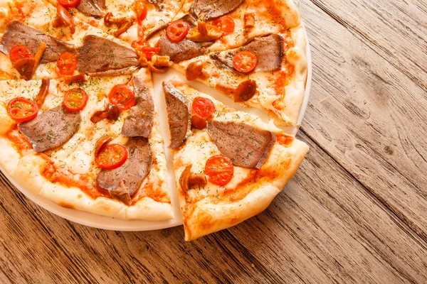 Färska välsmakande pizza — Stockfoto