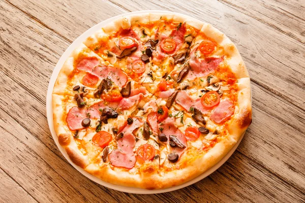 Frische leckere Pizza — Stockfoto