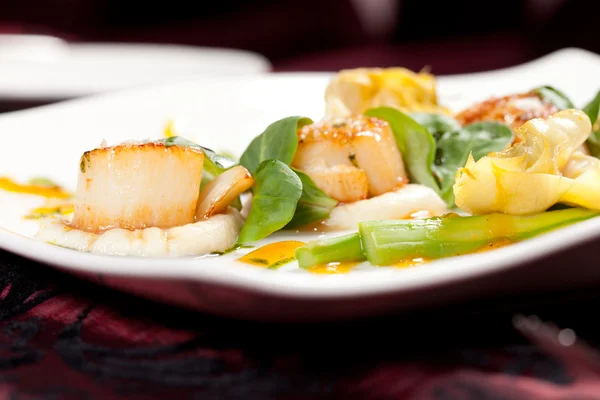 Baked scallops with asparagus — Stock Photo, Image