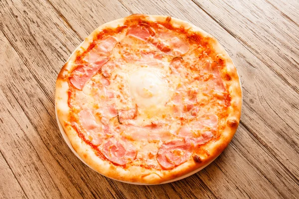 Frische leckere Pizza — Stockfoto