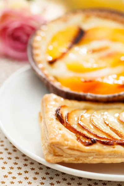 Pâte feuilletée maison sur assiette — Photo