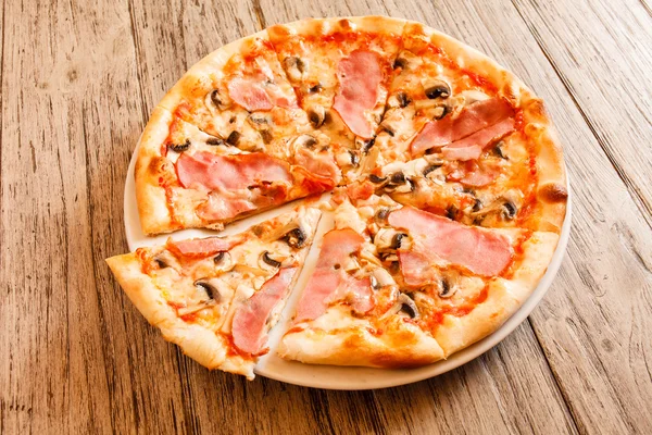 Färska välsmakande pizza — Stockfoto