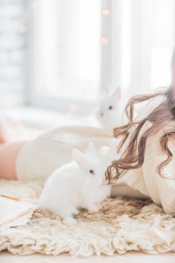 tavşan ile döşeme kadın