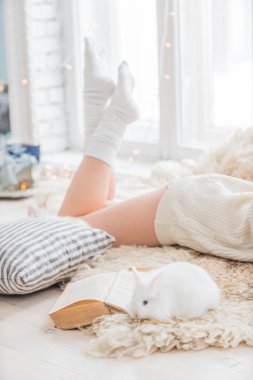 tavşan ile döşeme kadın