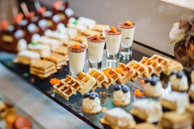 farklı küçük hamur işleri 