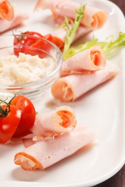  plaka üzerinde jambon rulolar