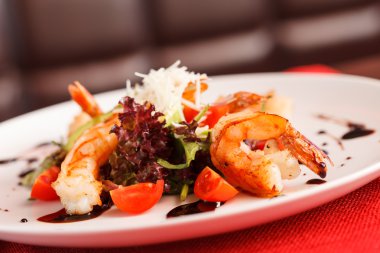 tabak karides salatası