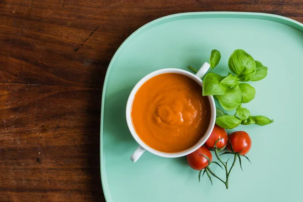 Sopa de tomate en un tazón —  Fotos de Stock