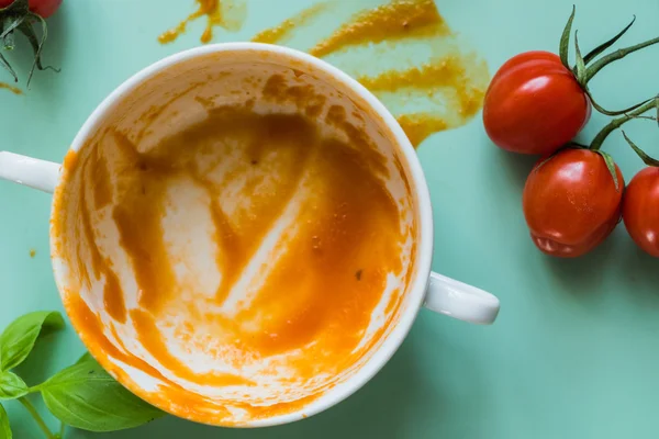 Sopa de tomate en un tazón —  Fotos de Stock