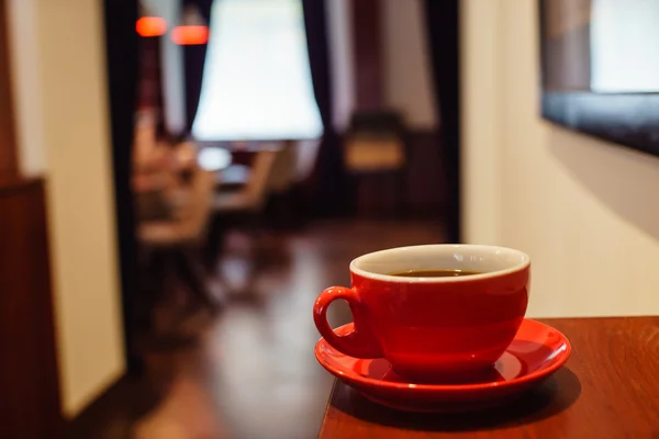 Taza de café en la mesa —  Fotos de Stock