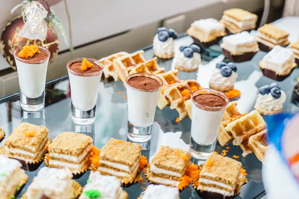 Pasteles en la mesa del brunch — Foto de Stock