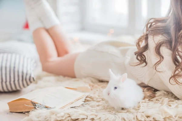 여성 토끼과 함께 누워 — 스톡 사진