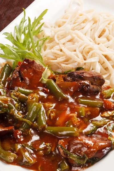 Udon med kött och grönsaker — Stockfoto