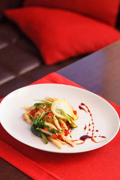 Salada com lula no prato — Fotografia de Stock