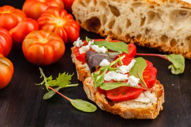 Domates ile lezzetli bruschetta