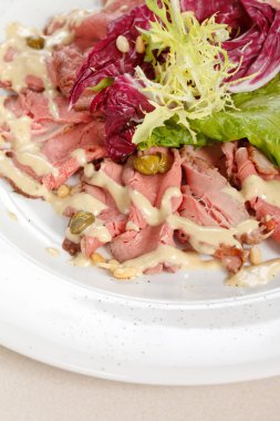 Soslu kızarmış sığır eti