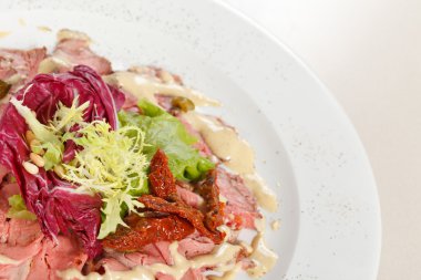 Soslu kızarmış sığır eti