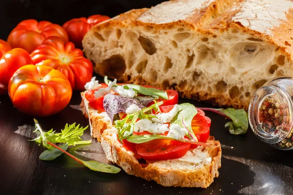 Välsmakande bruschetta med tomat — Stockfoto