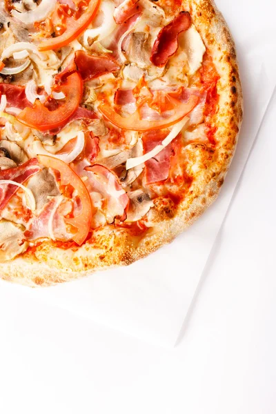 Pizza fresca e saborosa — Fotografia de Stock