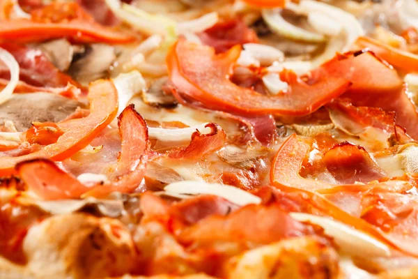 Färska välsmakande pizza — Stockfoto