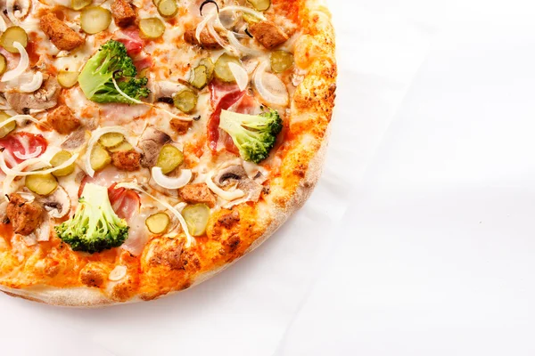 Pizza fresca e saborosa — Fotografia de Stock
