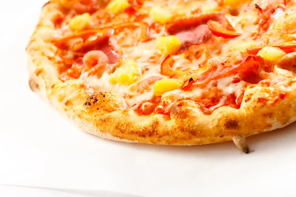 Färska välsmakande pizza — Stockfoto