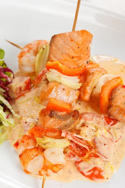 Kebab de mariscos en plato — Foto de Stock