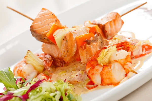Kebab de frutos do mar no prato — Fotografia de Stock