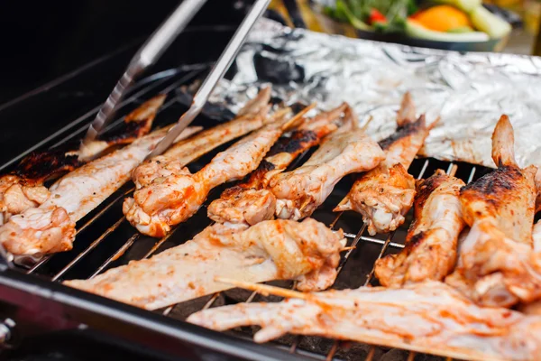 Hühnerflügel grillen — Stockfoto