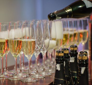 kutlama üstünde şampanya bardağı