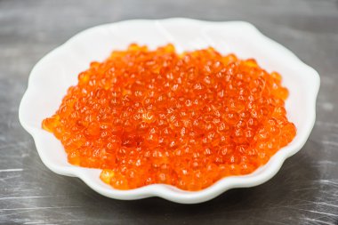 plaka üzerinde kırmızı havyar