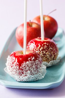 Tatlı karamel elmalar