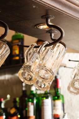 bira gözlük asılı